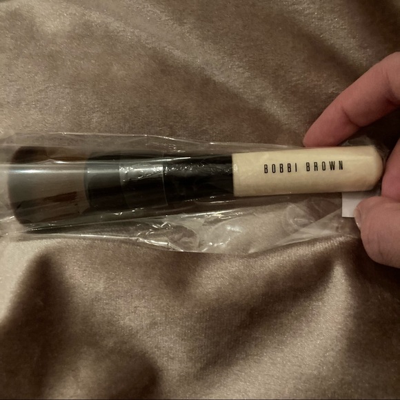 BOBBY BROWN Full Coverage Makeup Brush - Picture 3 of 6
